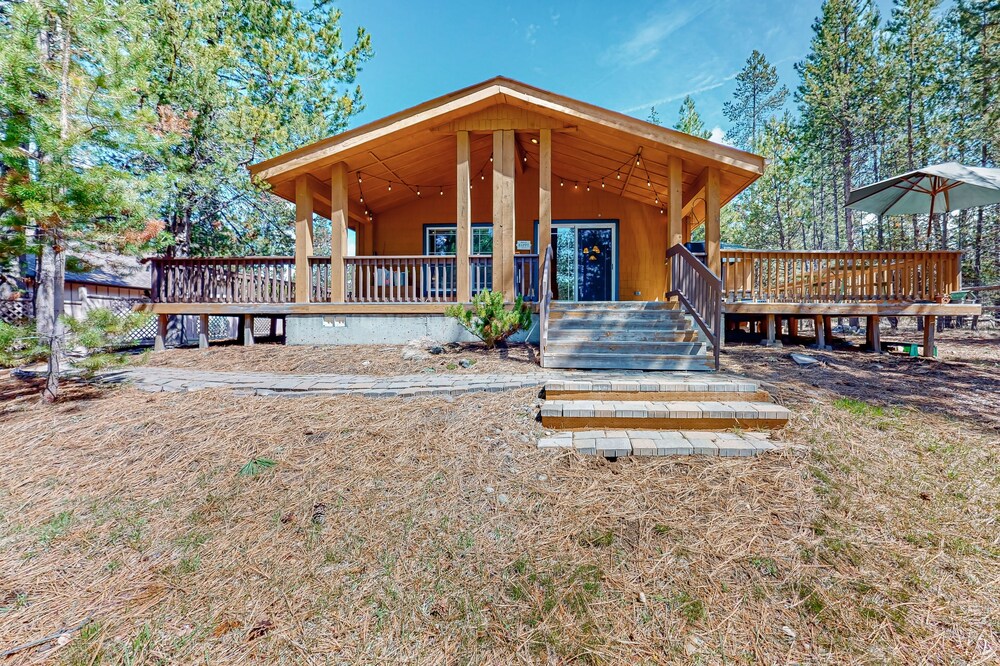 Charming riverfront bungalow, dog-friendly, firepit, dock, & W/D