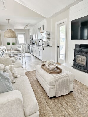 TV - The White BeachCottage- Just steps to the ocean! (North Myrtle Beach)