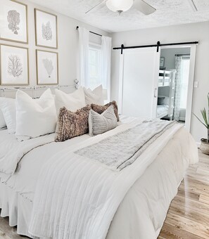 4 bedrooms, desk, iron/ironing board, travel cot - The White BeachCottage- Just steps to the ocean! (North Myrtle Beach)