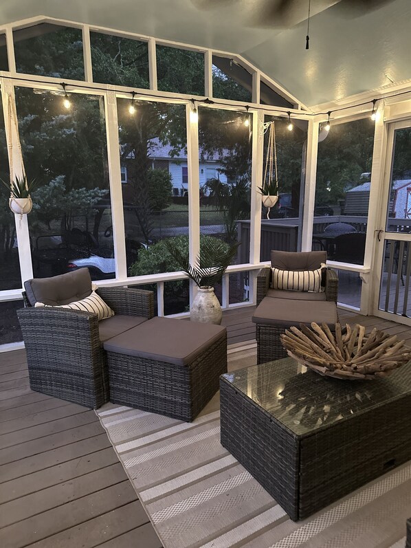 Terrace/patio - The White BeachCottage- Just steps to the ocean! (North Myrtle Beach)