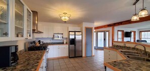 Fridge, microwave, oven, stovetop - Woodland Lodge 40 acres close to Crystal Mountain (Bear Lake)