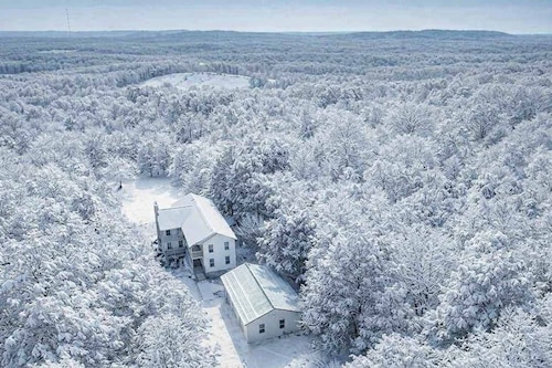 Woodland Lodge 40 acres close to Crystal Mountain