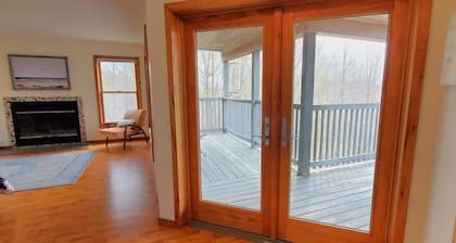 Woodland Lodge 40 acres close to Crystal Mountain