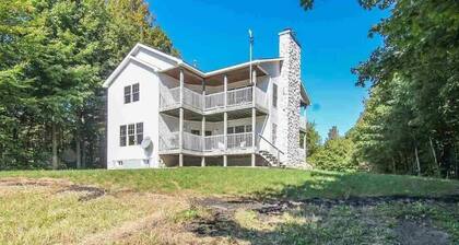 Woodland Lodge 40 acres close to Crystal Mountain