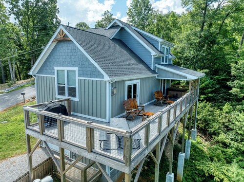 Brand new luxury home with a magnificent view , and luxurious hot-tub