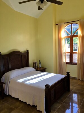 4 bedrooms, internet, bed sheets - Luxury villa with private pool, 5 minutes from the beach (Cabrera)