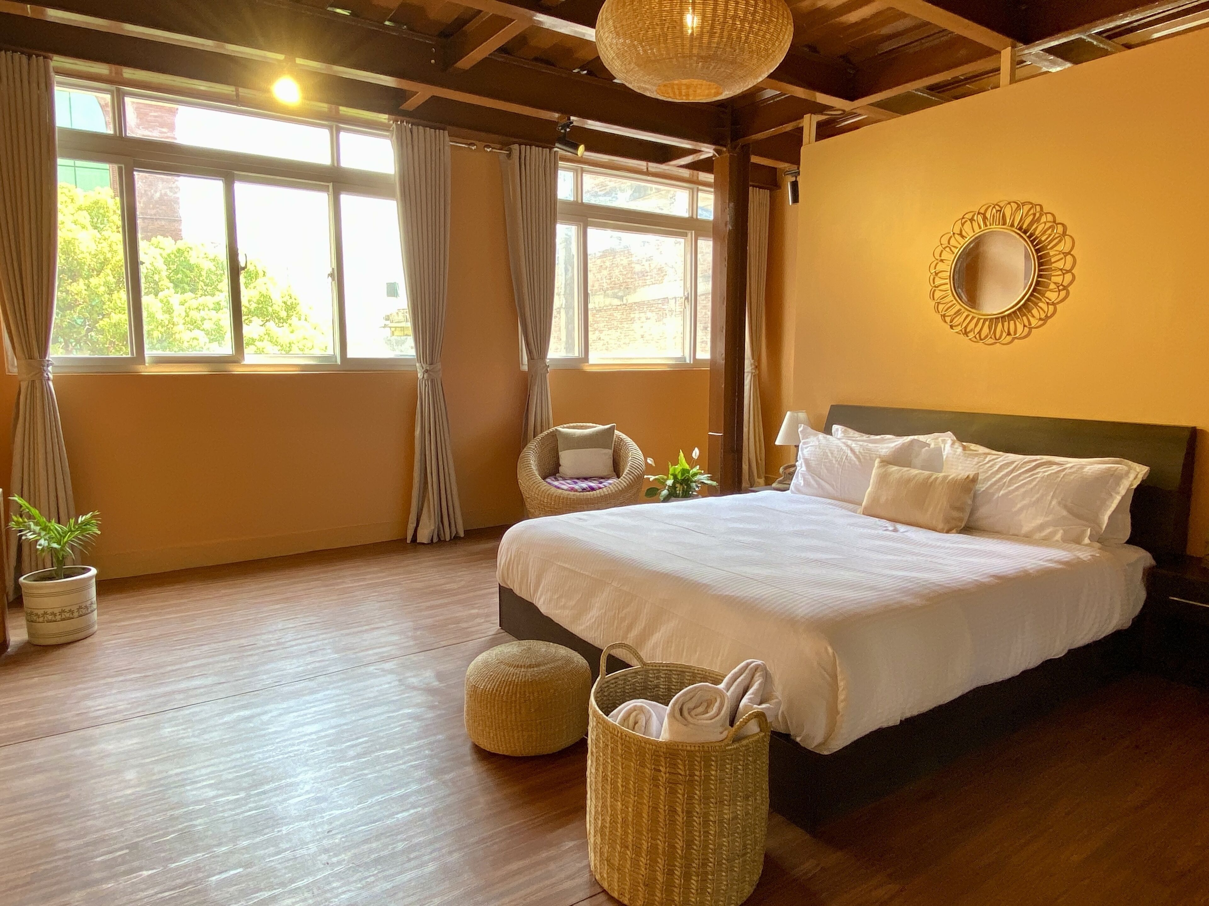 ラグジュアリー スタジオスイート クイーンベッド 1 台 簡易キッチン エグゼクティブフロア | エジプト綿のシーツ、高級寝具、羽毛の掛け布団、ピロートップベッド