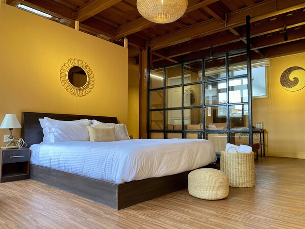 Luxury Studio Suite, 1 Queen Bed, Kitchenette, Executive Level | Egyptian cotton sheets, premium bedding, down comforters, pillowtop beds