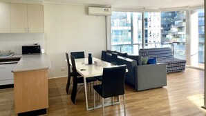 Um apartamento moderno com cozinha, sala de jantar e área de estar.