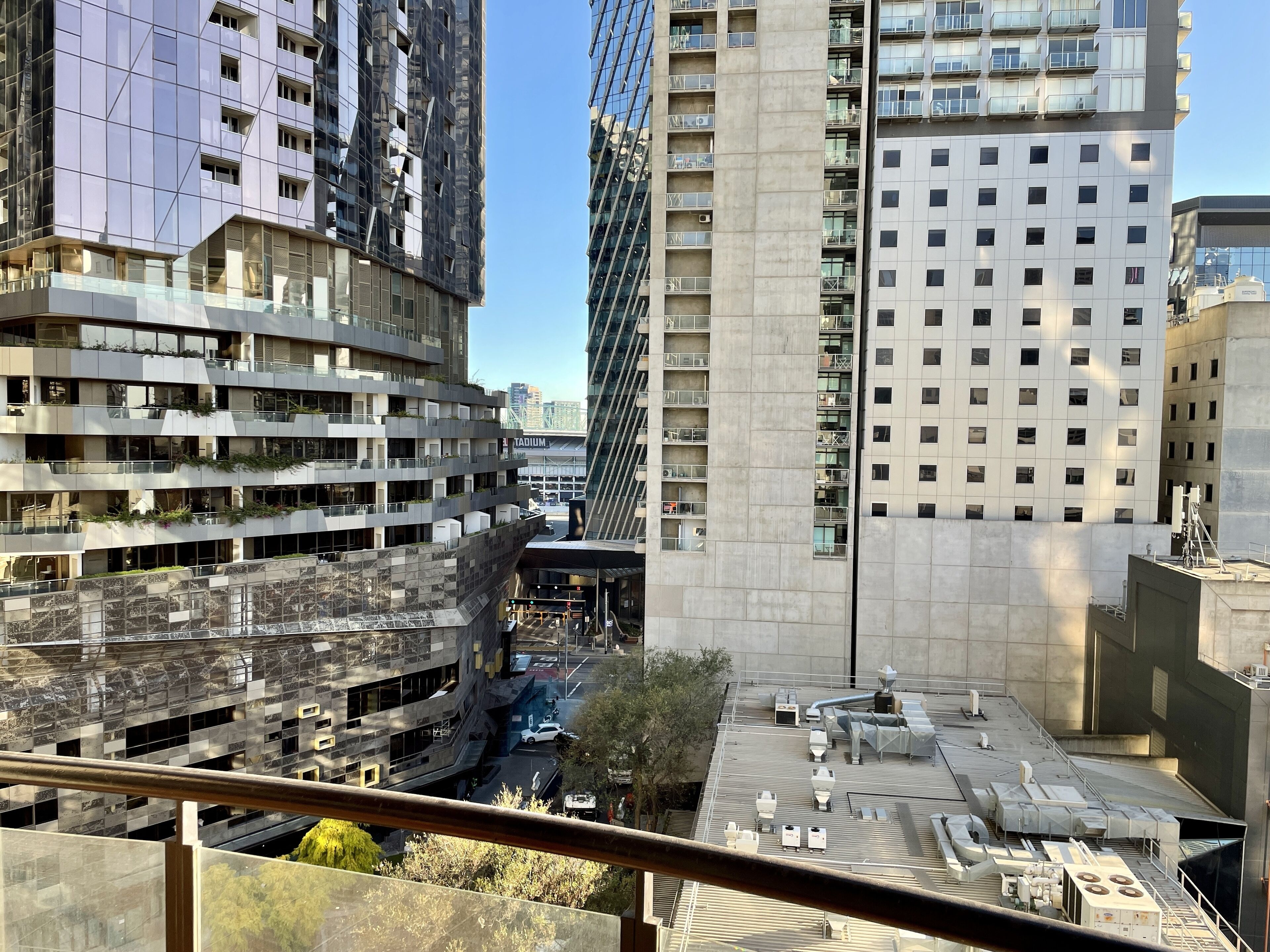Un edificio moderno en la ciudad con varios pisos, ventanas grandes y balcones.