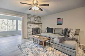 Smart TV, chimenea, oficina y impresora