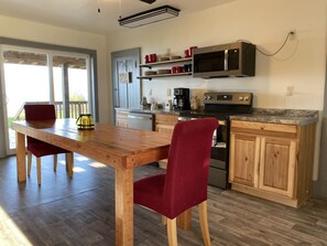 Jääkaappi, mikroaaltouuni, uuni, liesi