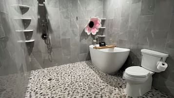 Secador de pelo, toallas, jabón, shampoo