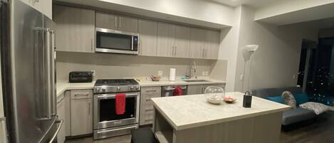 Réfrigérateur, four à micro-ondes, un four, surface de cuisson