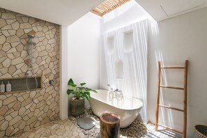 Vila, 4 quartos | Banheiro | Produtos de toalete grátis, secador de cabelo, toalhas de banho 