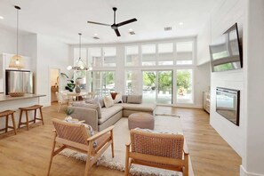 Smart-TV, Kamin, Arbeitsbereiche