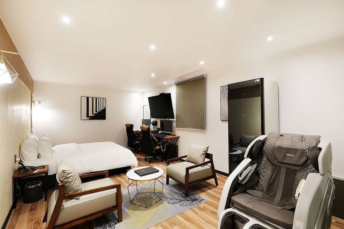 Studio Suite, 1 phòng ngủ, không hút thuốc | Bàn, khu vực làm việc phù hợp cho laptop, phòng cách âm