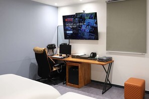 Deluxe Twin Room, 1 Bedroom, Non Smoking | Desk, laptop workspace, soundproofing, free WiFi - Mariposa Hotel Songtan (Pyeongtaek)