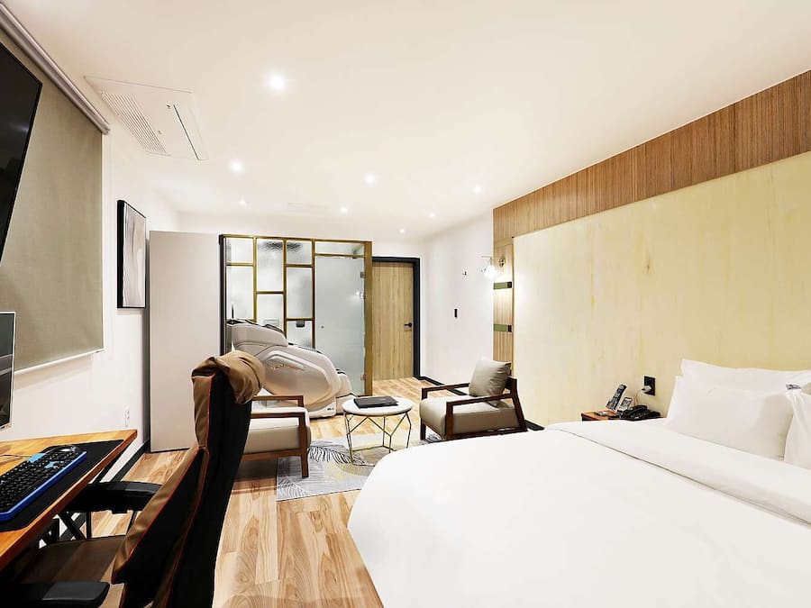 Studio Suite, 1 Bedroom, Non Smoking | Desk, laptop workspace, soundproofing, free WiFi