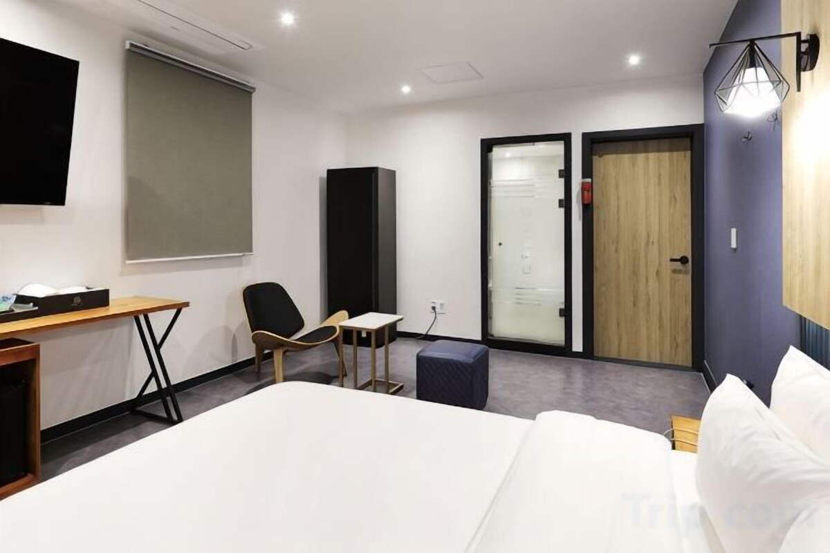 Schreibtisch, laptopgeeigneter Arbeitsplatz, schallisolierte Zimmer