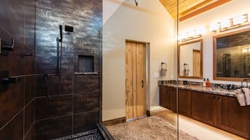 Combined shower/tub, hair dryer, towels