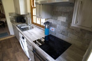 Fridge, microwave, oven, stovetop - Cottage - Sleeps 2 - Garden - Parking (Ryton)