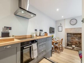 冷蔵庫、電子レンジ、オーブン、コンロ