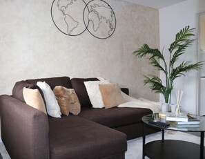 TV - Impeccable 2-Bed House in Nottingham (Nottingham)