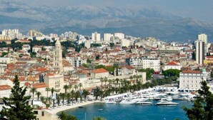 A coastal cityscape with a marina, historic buildings, and a prominent tower. - Cool attic apt w gallery, in the heart of Split (Split)