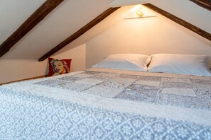 1 dormitorio, tabla de planchar con plancha, wifi y ropa de cama