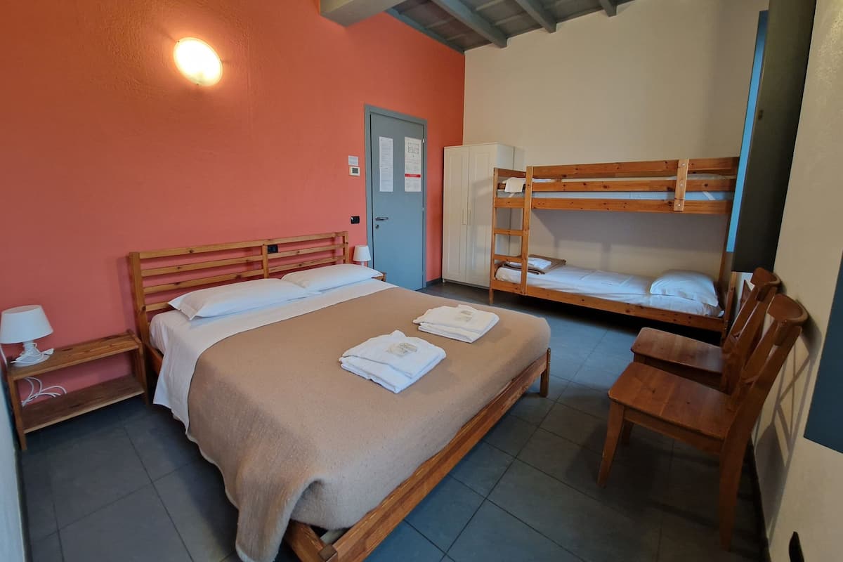 Family Room, Multiple Beds, Private Bathroom (Camera Familiare) | WiFi (free), bed sheets