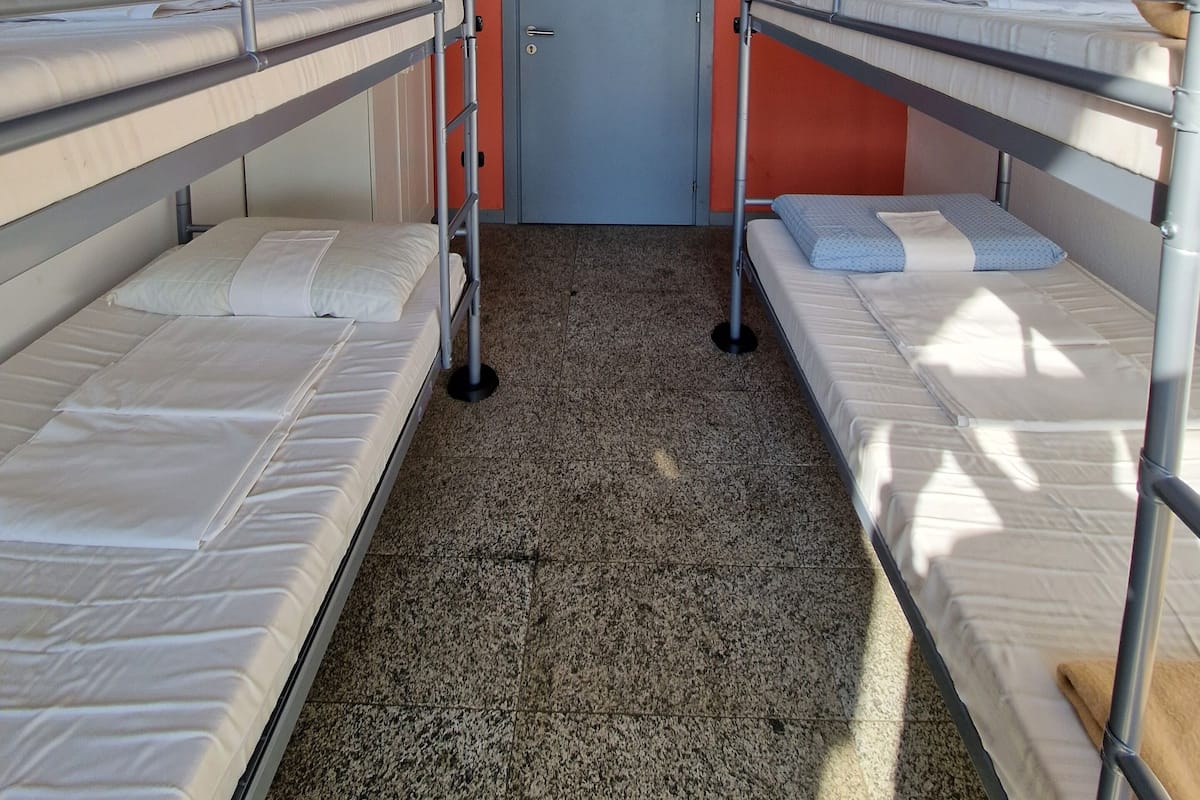 WiFi (free), bed sheets