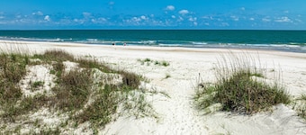 Off-season discounts! Walk to beach, park w/ pickleball, bike path, shuffleboard
