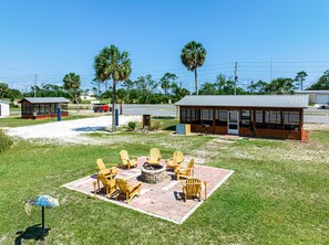 Terrace/patio - Off-season discounts! Walk to beach, park w/ pickleball, bike path, shuffleboard (Port St. Joe)