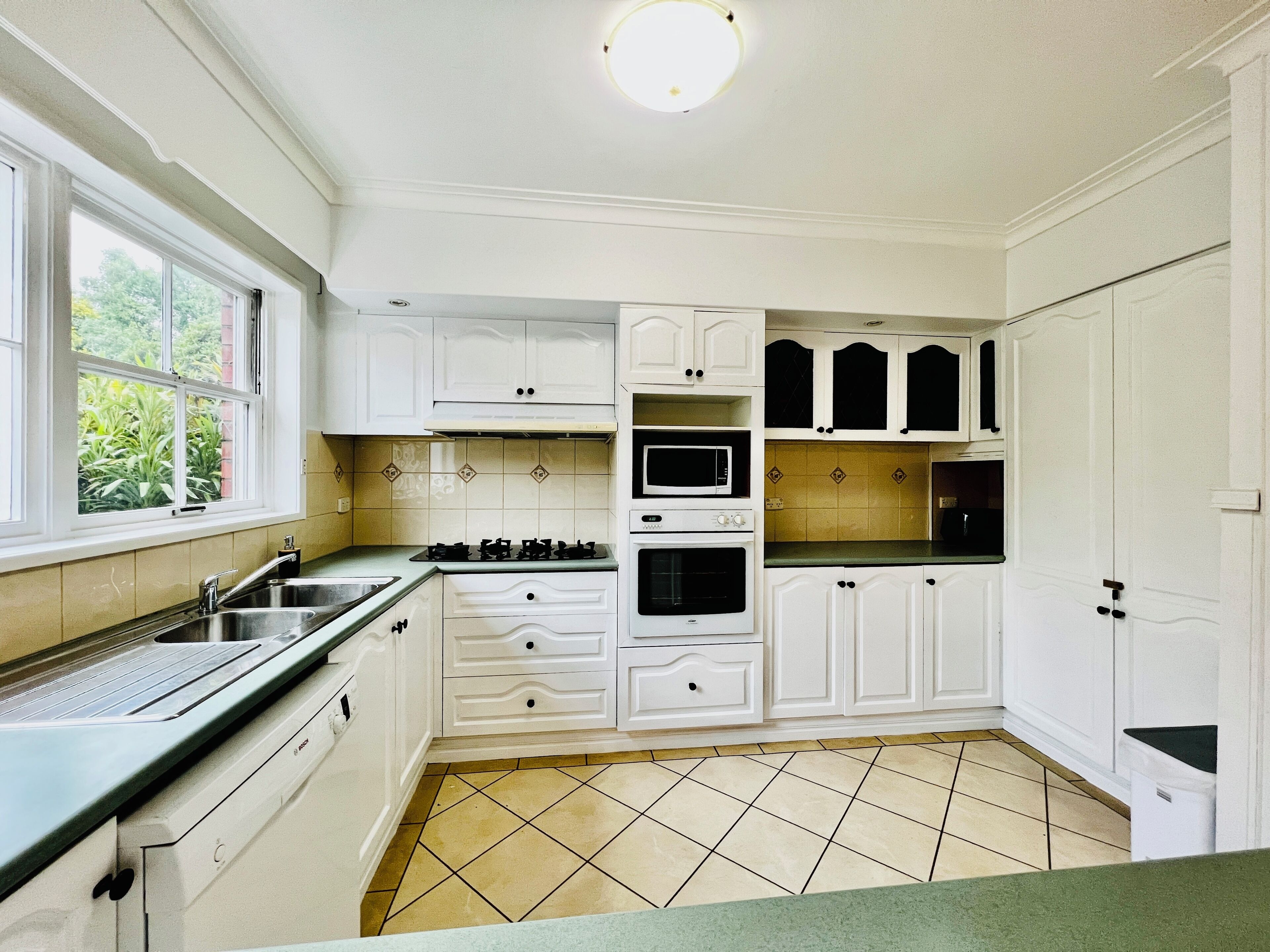 Mikrobølgeovn, ovn, kokeplater og oppvaskmaskin