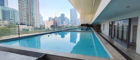 Una piscina al aire libre