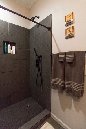 Secadora de cabello, toallas, jabón, papel de baño 