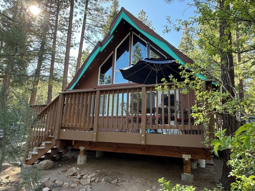 Tahoe Time Cabin w/King Bed, Modern Tahoe Cabin w/ King Bed Suite & Level 1 EV Charging