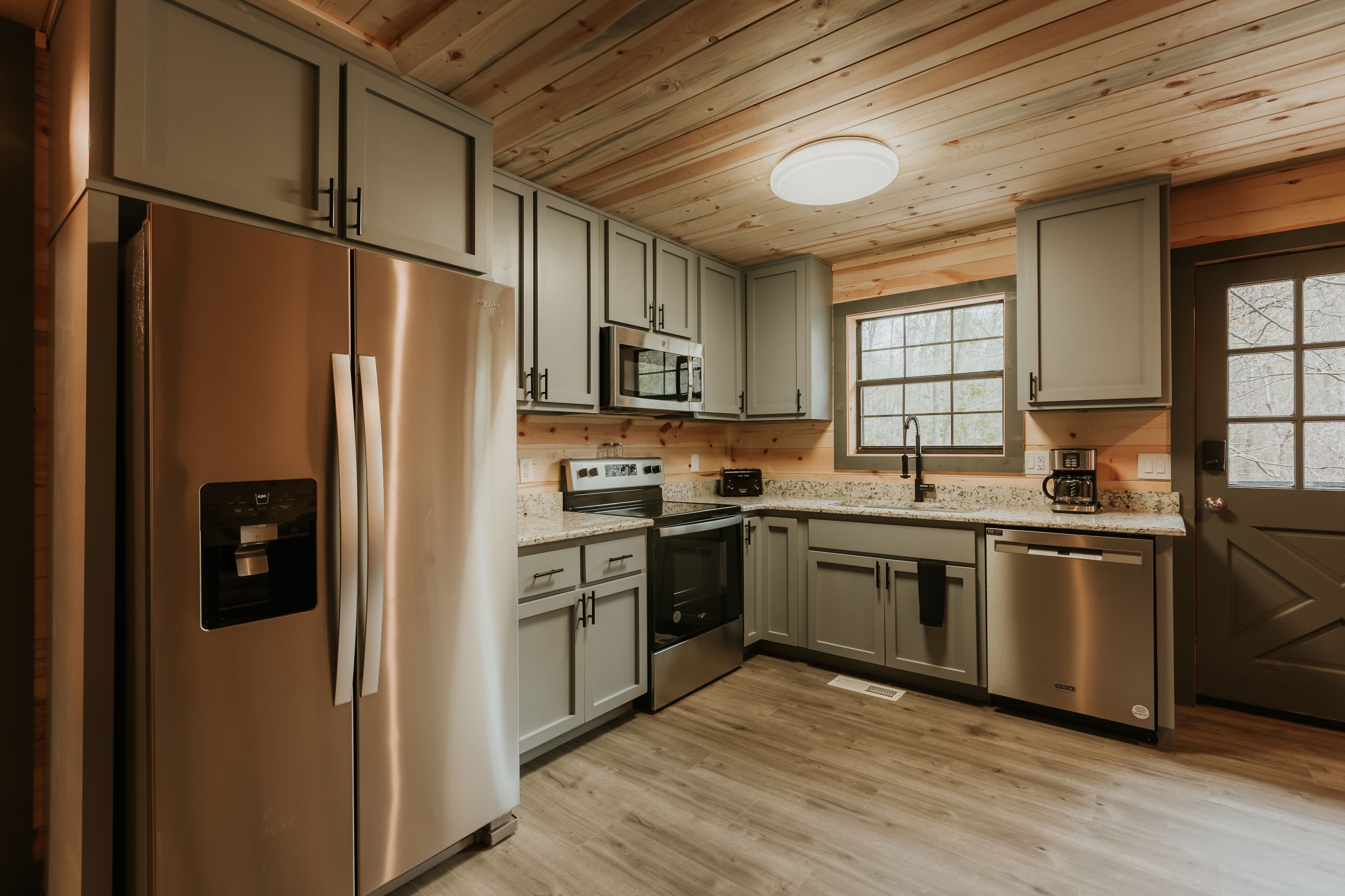 Cozy, Modern Cabin w/ Hot Tub, Air Hockey Table and more!