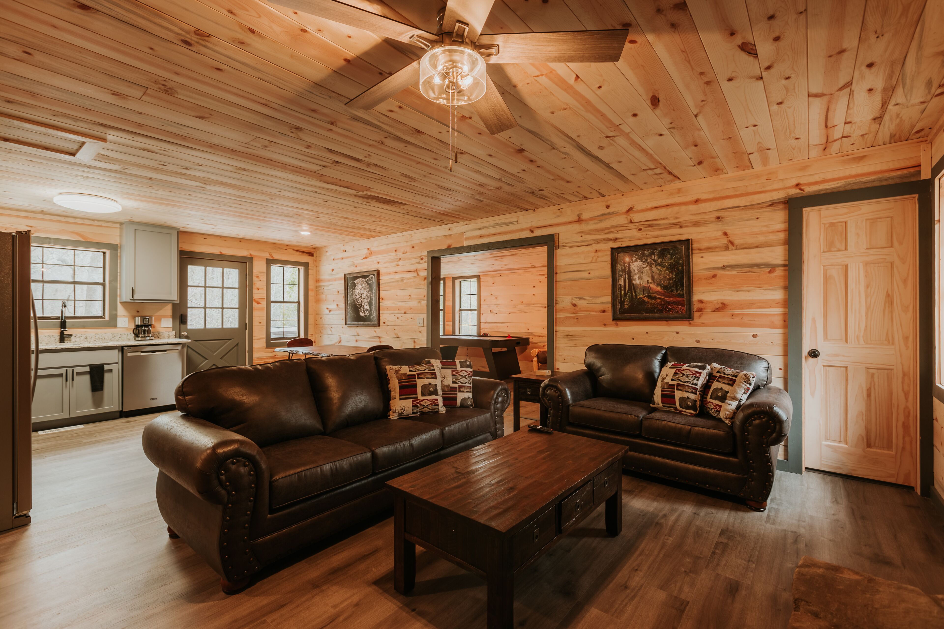 Cozy, Modern Cabin w/ Hot Tub, Air Hockey Table and more!