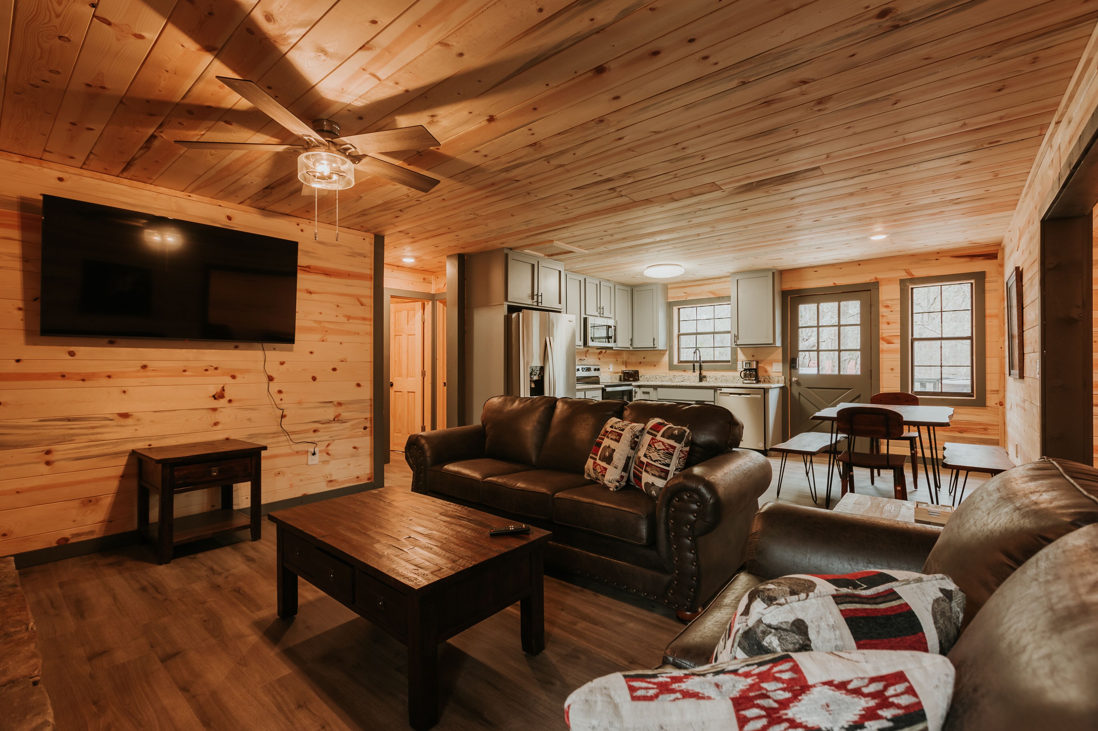 Cozy, Modern Cabin w/ Hot Tub, Air Hockey Table and more!