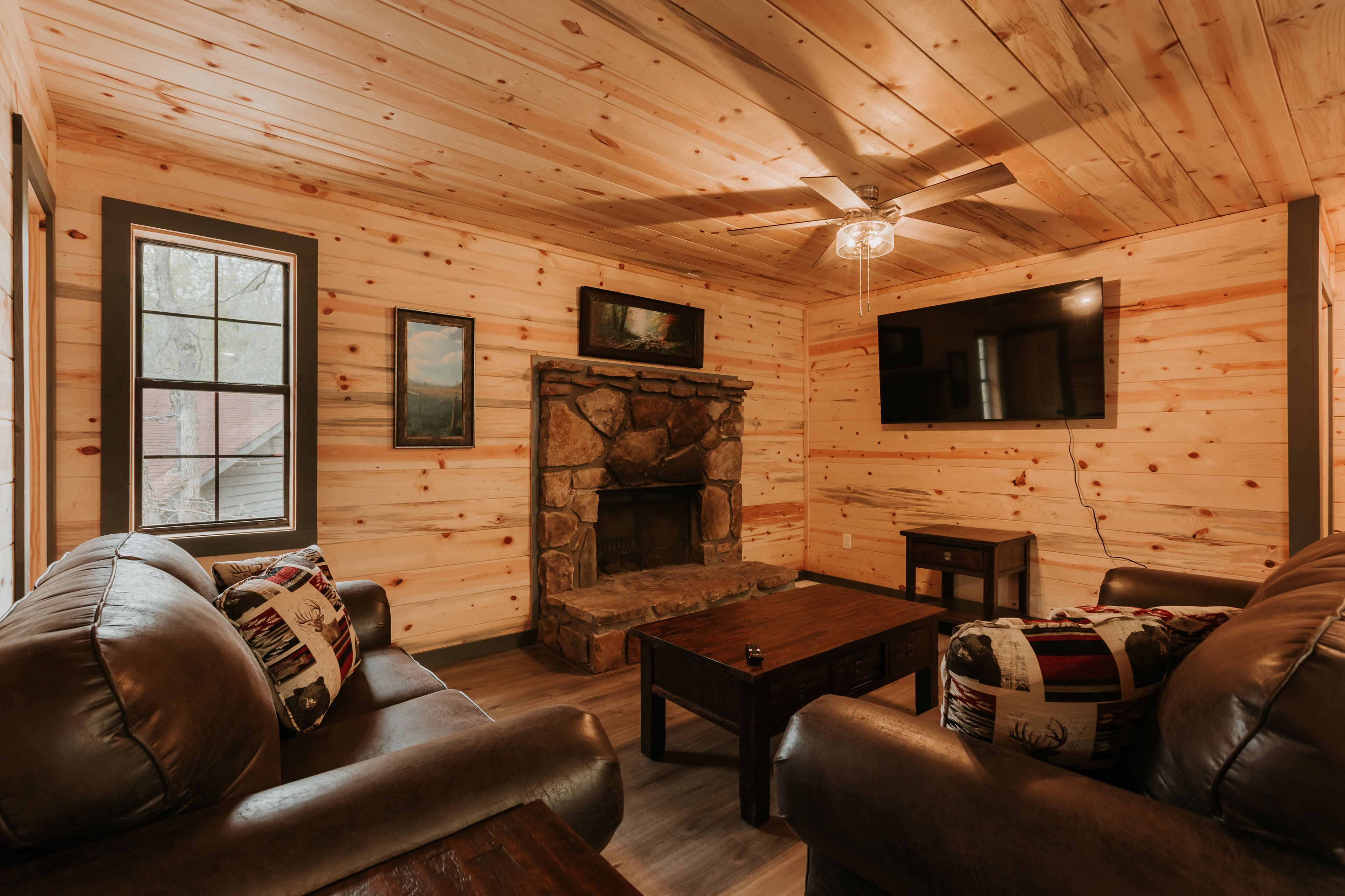 Cozy, Modern Cabin w/ Hot Tub, Air Hockey Table and more!