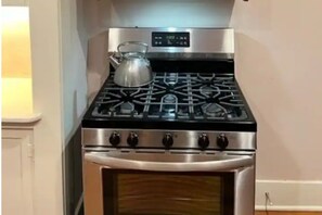 Horno, toallas de papel y comedor 