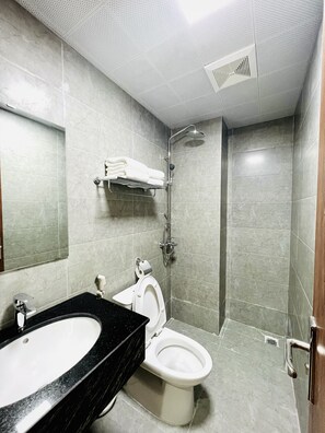 Shower, rainfall showerhead, free toiletries, hair dryer - Orion Hotel Halong (Ha Long)