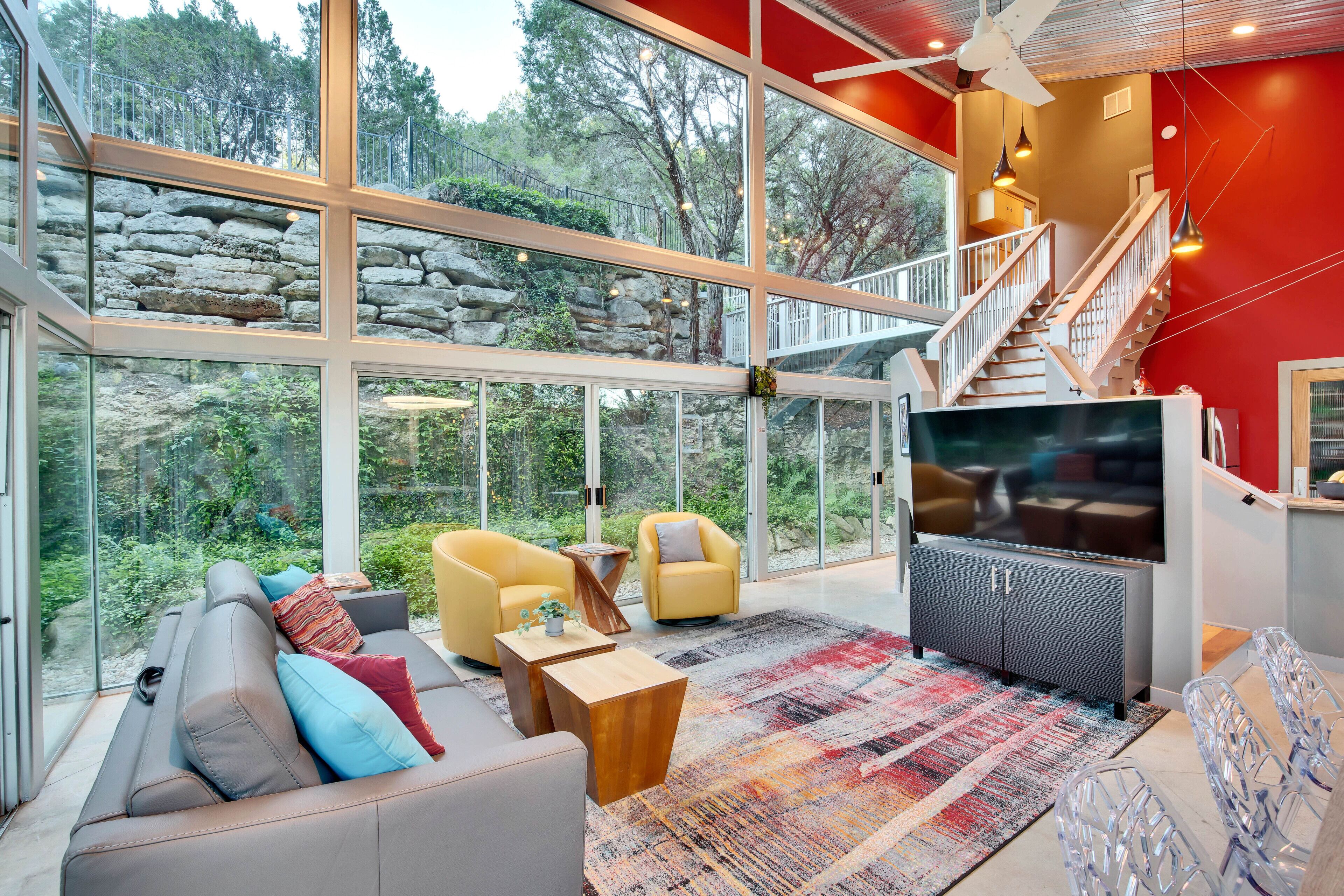 Spectacular glass house- movie setting & HGTV