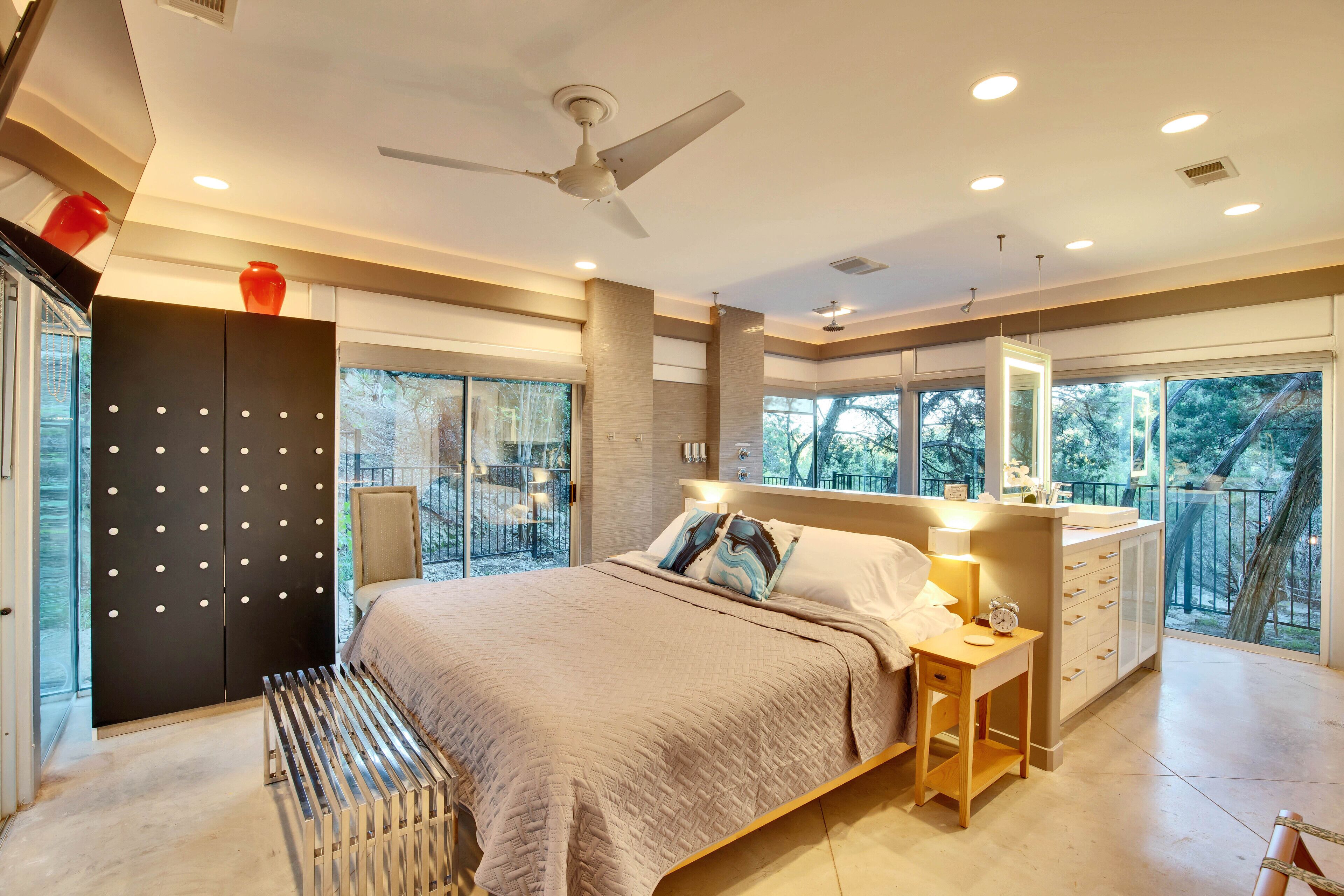 Spectacular glass house- movie setting & HGTV