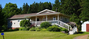 Cozy private cottage with picturesque scenery