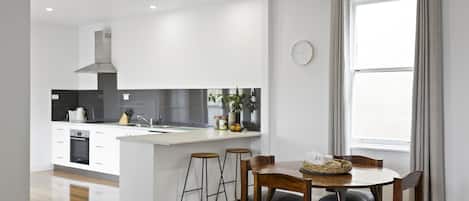 Four Ă micro-ondes, un four, surface de cuisson, lave-vaisselle