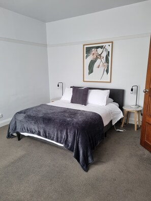 2 bedrooms, WiFi - North Edge Cottage ~ Free Parking, City, Warm (Launceston)