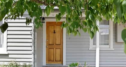 North Edge Cottage ~ Free Parking, City, Warm